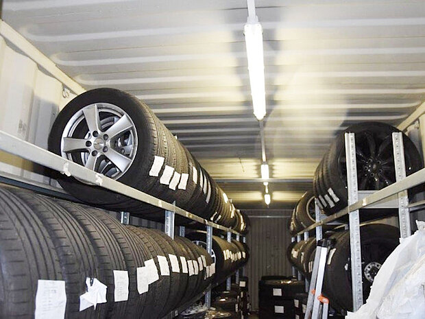 mietbarer Lagerplatz für Autos, Reifen, ... und Gewerbegegenstände